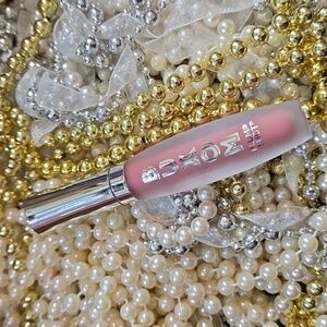 Buxom Plump Shot in the shade Dolly Babe